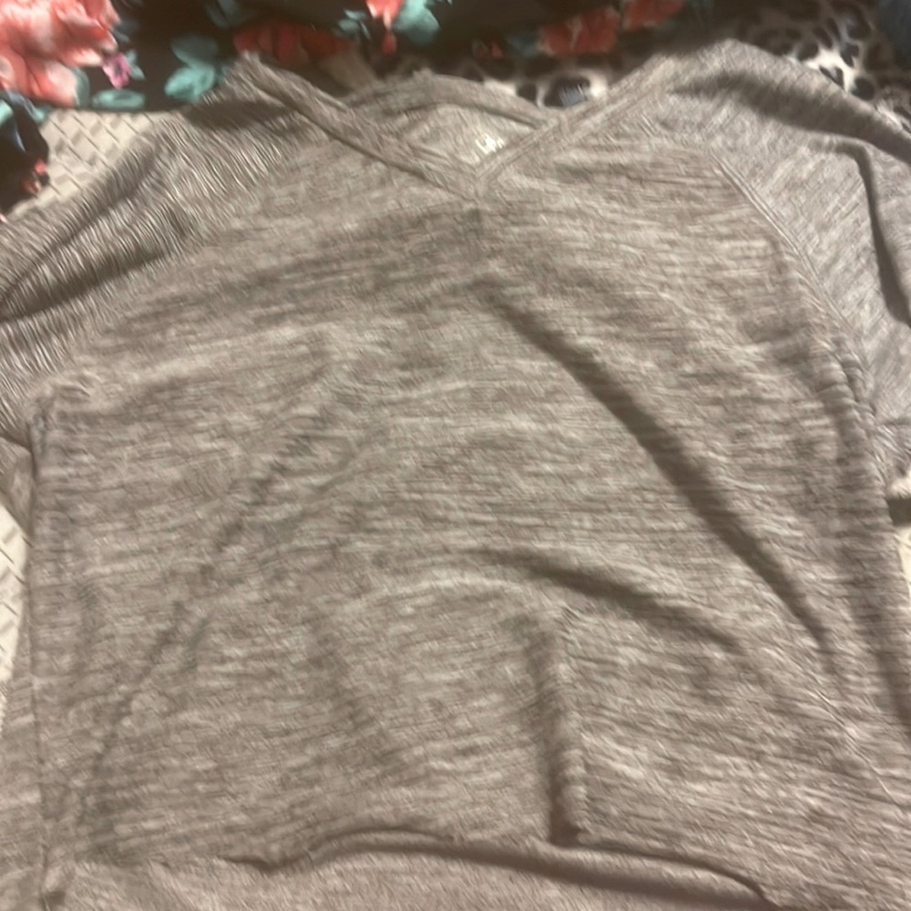A gray crop top shirt and the color is gray and white